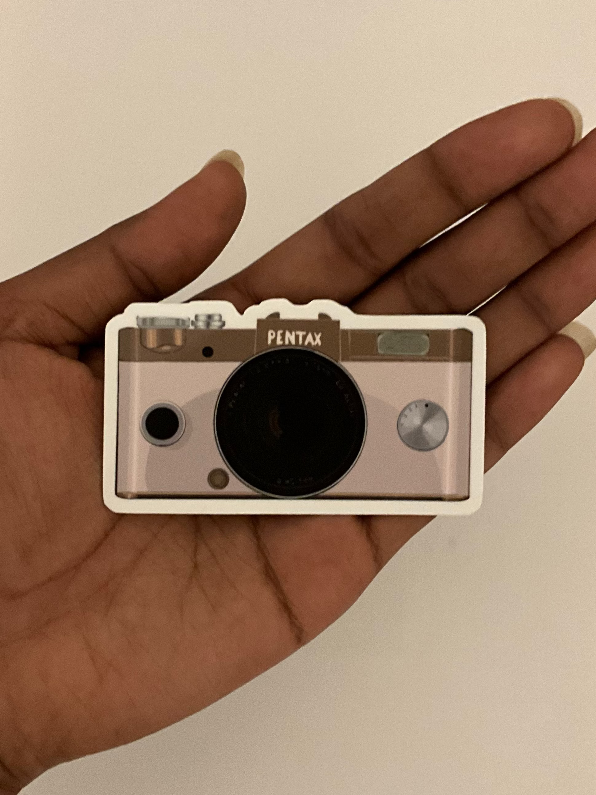 Sticker caméra vintage pour scrapbooking et journaling, illustration rétro idéale pour pages souvenirs et junk journal